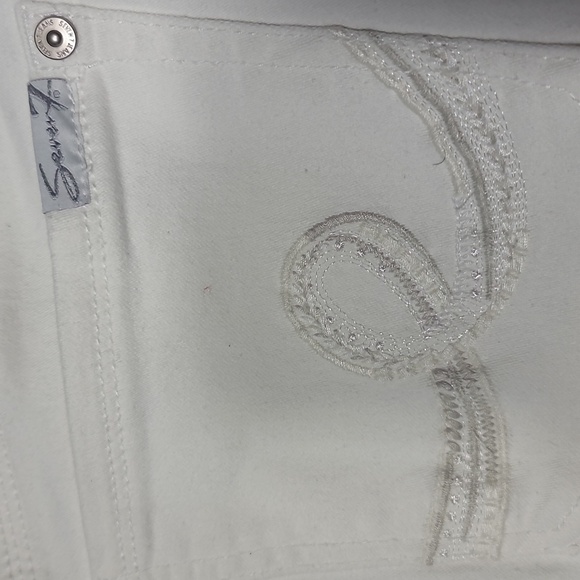 SEVEN7 White Bermuda Shorts - Picture 10 of 11